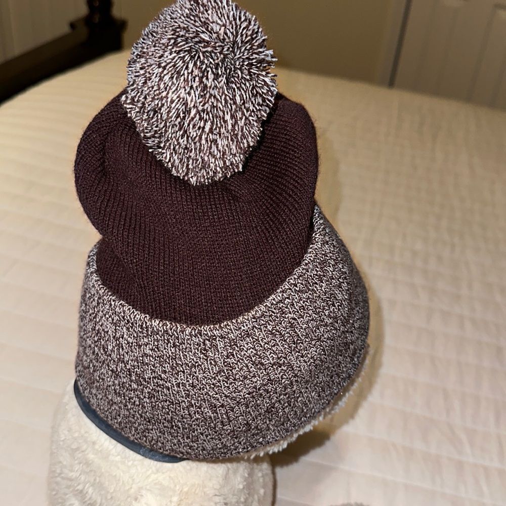 carhartt S-M Eggplant Purple Heather Knit Tasseled Hat - Picture 3 of 12